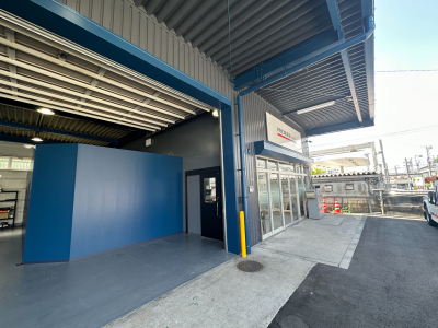 【神奈川県 横浜市港南区】 車のトラブルに駆け付けるロードサービススタッフ